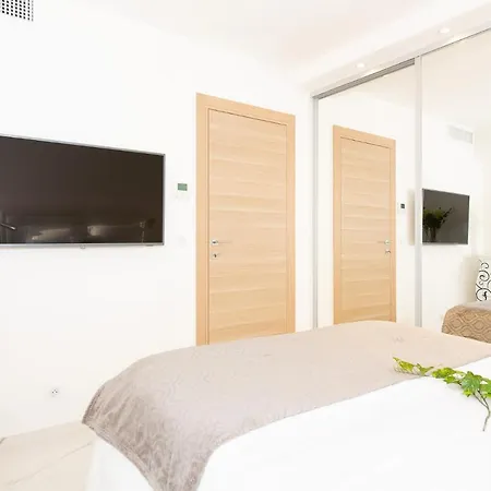 Apartment On La Croisette: New 2 Bedrooms With Sea View
