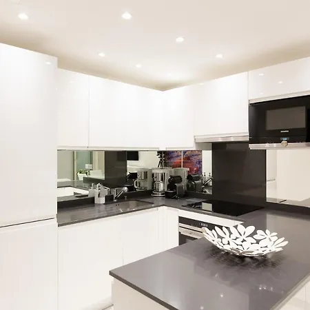 On La Croisette: New 2 Bedrooms With Sea View *