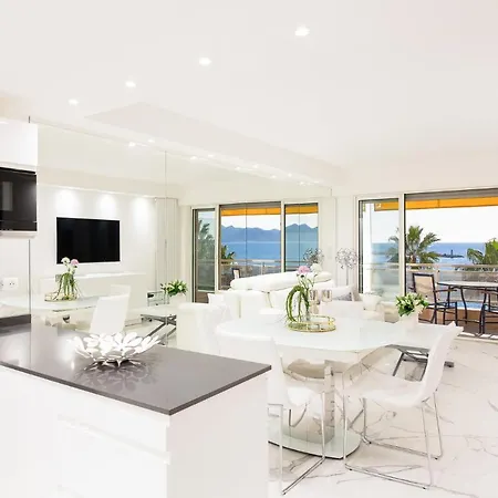 On La Croisette: New 2 Bedrooms With Sea View *